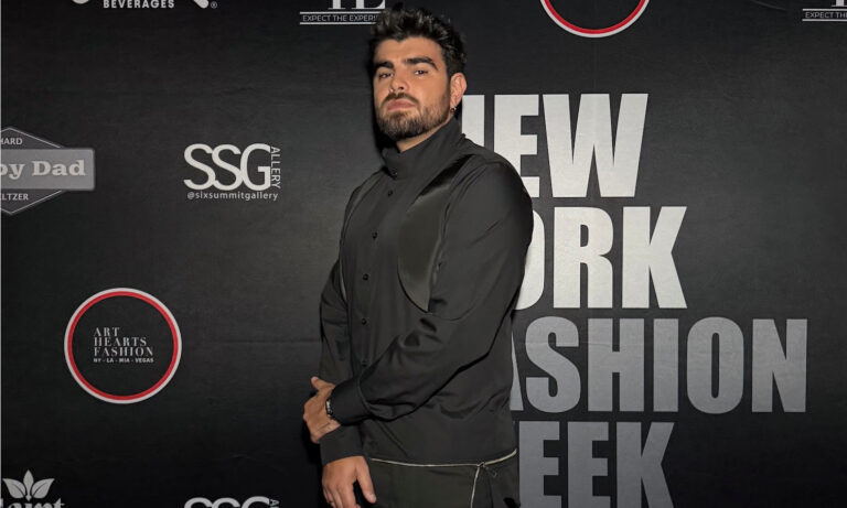 Jonathan Moly sorprende como modelo en el New York Fashion Week
