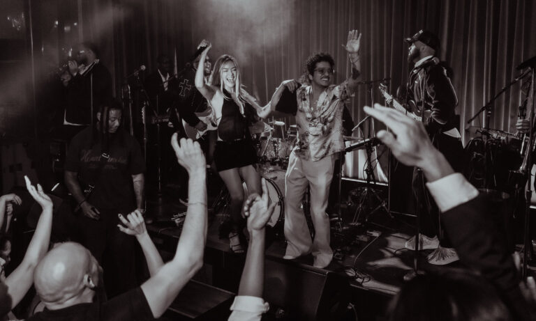 Karol G y Bruno Mars estrenan el videoclip de “Still”, grabado en concierto en Los Ángeles