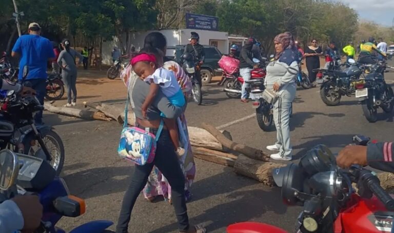 Protestan contra el cierre de La Raya