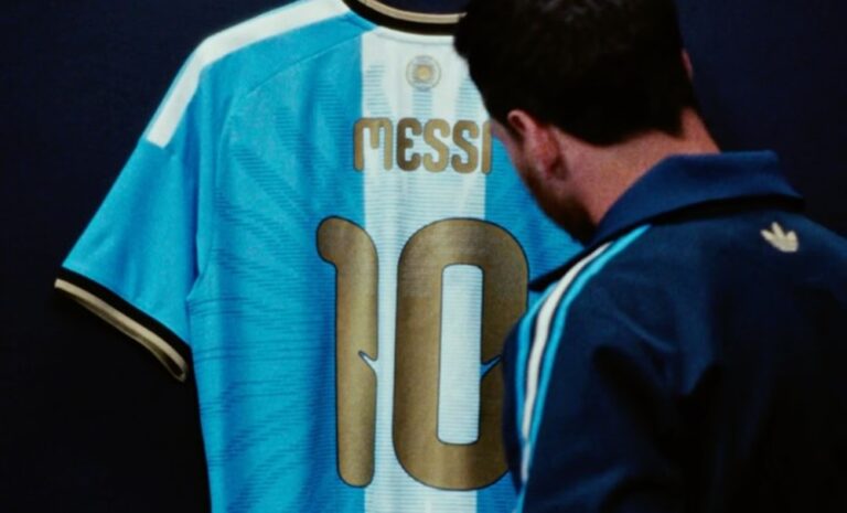 Messi presenta la camiseta oficial para su despedida: “Para toda la vida”