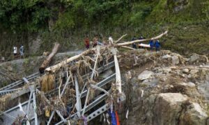Nepal y China elevan a 1.000 los muertos por la riada: buscan a desaparecidos