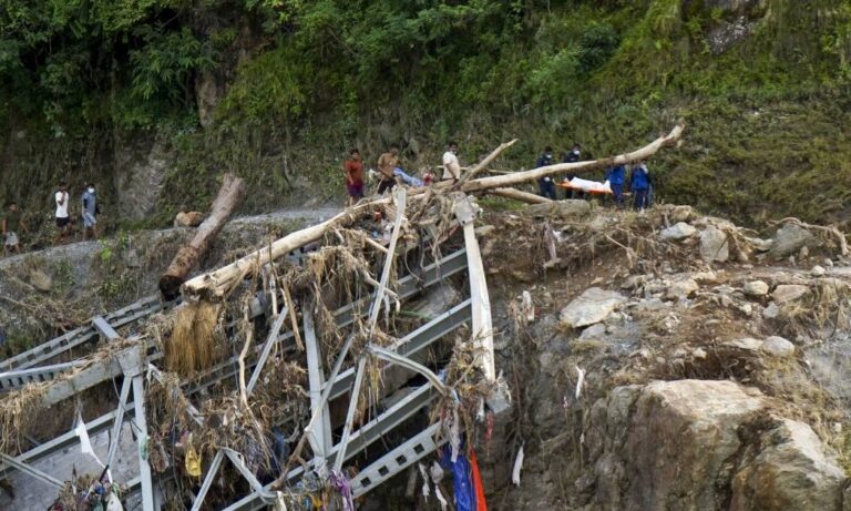 Nepal y China elevan a 1.000 los muertos por la riada: buscan a desaparecidos