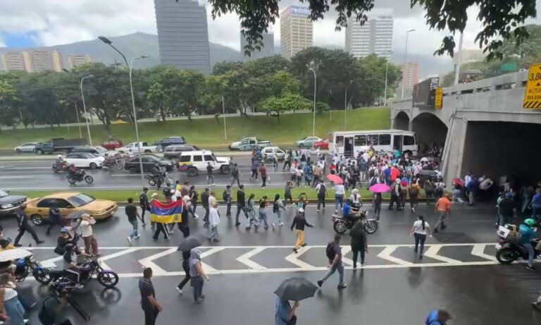 Opositores marchan en Caracas para exigir regreso de Machado y presidenciales en 2027