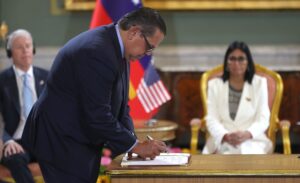 Gobierno interino firma acuerdos con Chevron y Eni