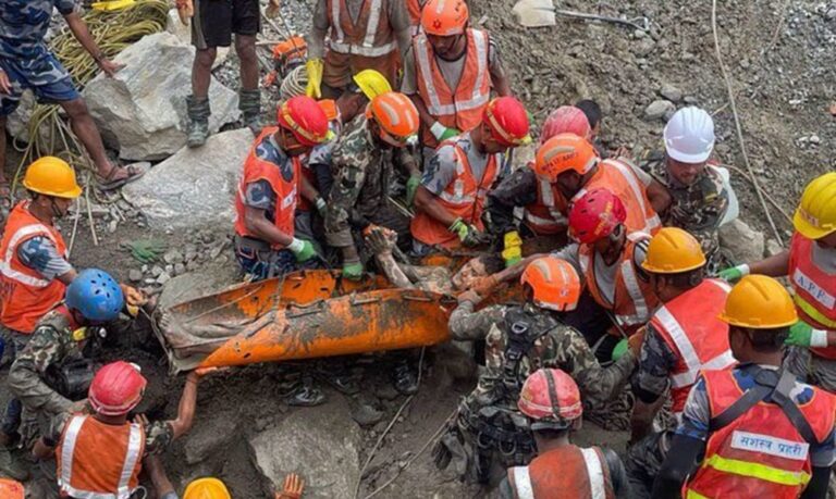¡Milagro en Nepal! Rescatan con vida a 2 trabajadores tras 10 días bajo tierra