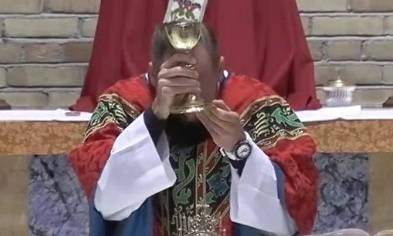 Sacerdote conmueve al llorar durante la consagración de la Eucaristía en Minnesota