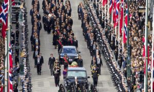 Noruega despide al rey Harald y da la bienvenida al nuevo monarca Haakon VIII