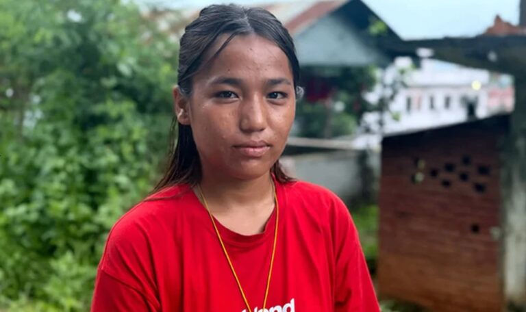 Joven pierde a 17 familiares por inundación en Nepal: “Me siento tan sola”