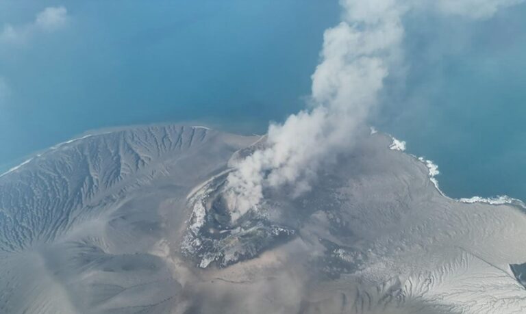 Indonesia reabre aeropuertos tras erupción del volcán Anak Krakatoa