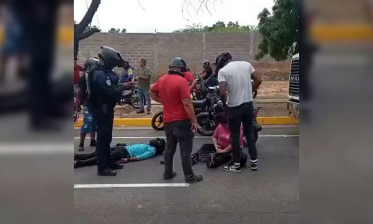 Dos heridos tras desprenderse el caucho de una moto y causar colisión múltiple en la C2