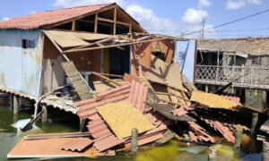 Colapsa techo de vivienda palafítica en Santa Rosa de Agua y deja tres heridos
