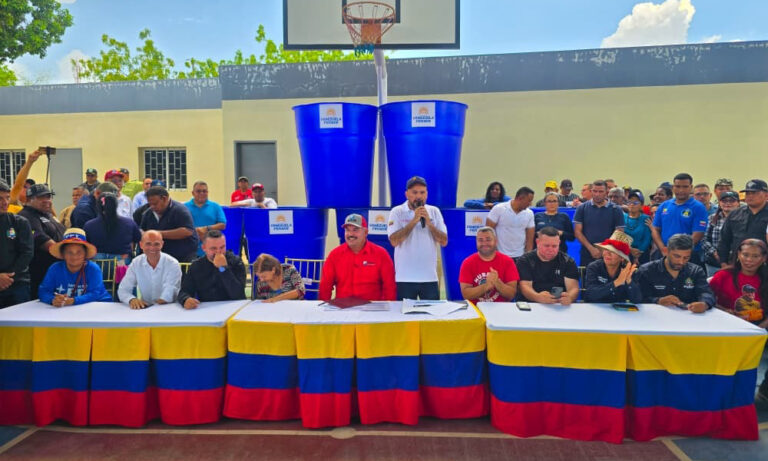 Gobernador entrega 500 tanques de agua a familias de San Francisco