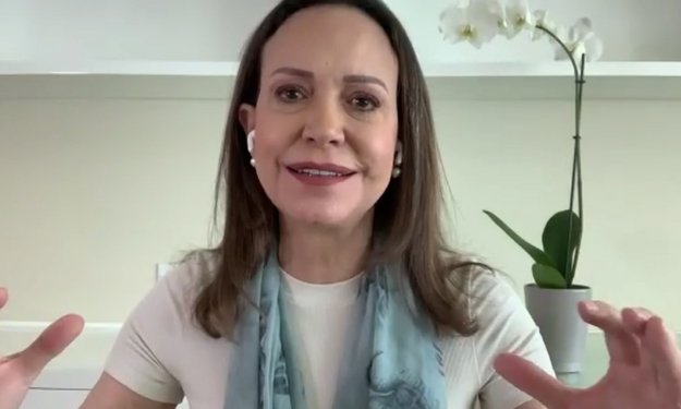 Machado insiste en elecciones libres y agradece a Panamá por acogerla