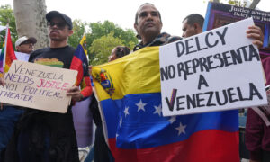 Venezolanos protestan en Nueva York ante presencia de Delcy Rodríguez