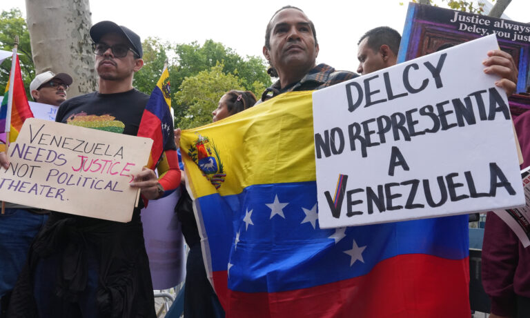 Venezolanos protestan en Nueva York ante presencia de Delcy Rodríguez
