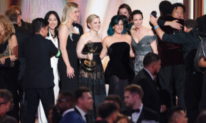 “Widow’s Bay” arrasa en unos Emmy que honran la partida de grandes estrellas de Hollywood