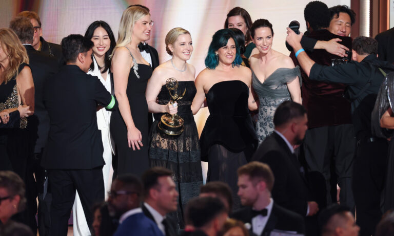 “Widow’s Bay” arrasa en unos Emmy que honran la partida de grandes estrellas de Hollywood