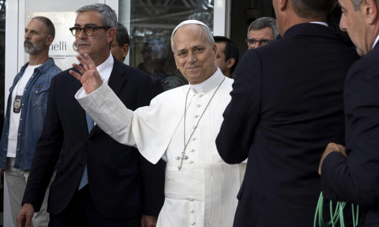 Papa León XIV sale del hospital caminando y sonriente tras su operación