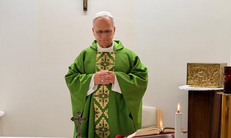 Papa León XIV recibe el alta médica y regresará al Vaticano esta tarde