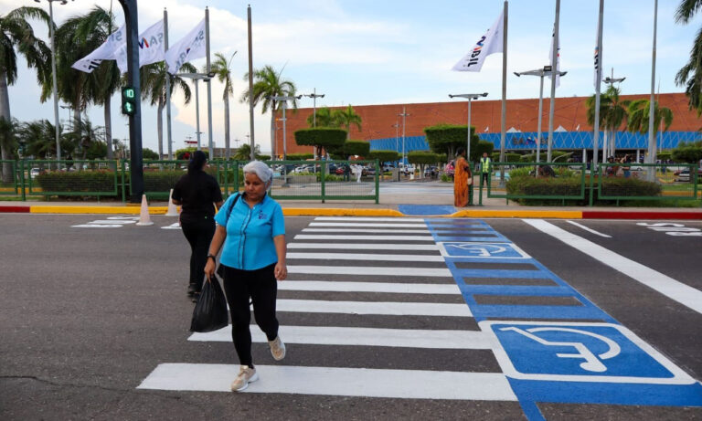 Alcaldía de Maracaibo reinaugura paso peatonal frente al Sambil