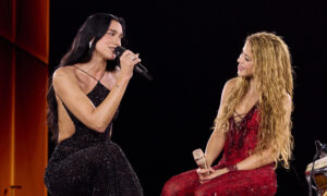 Dua Lipa sorprende al público al cantar “Antología” con Shakira en Madrid