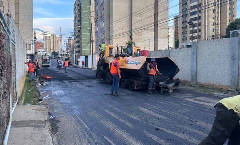 Alcaldía de Maracaibo recupera vialidad en las calles 64 y 65 de Olegario Villalobos