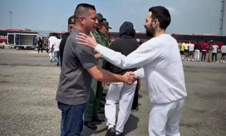 Exalcalde merideño Carlos García llega al país deportado, tras 8 meses bajo custodia del ICE