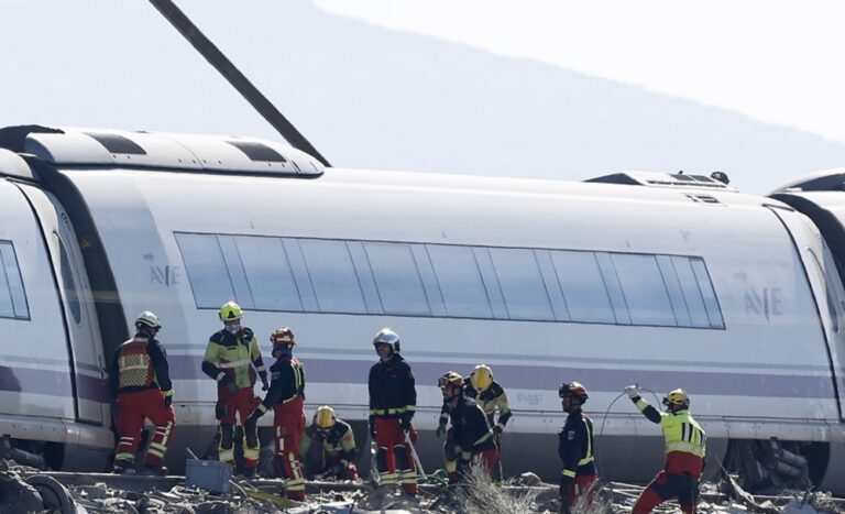 Autoridades locales reportan 64 fallecidos por el choque entre 2 trenes en España