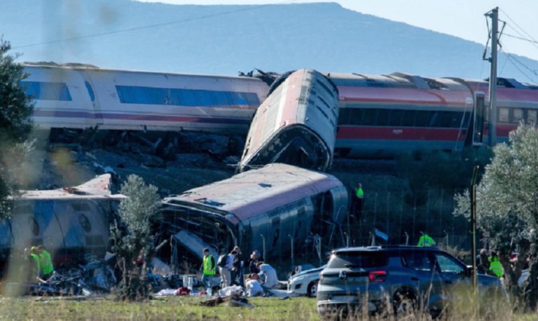 Al menos 30 muertos deja choque entre 2 trenes en España