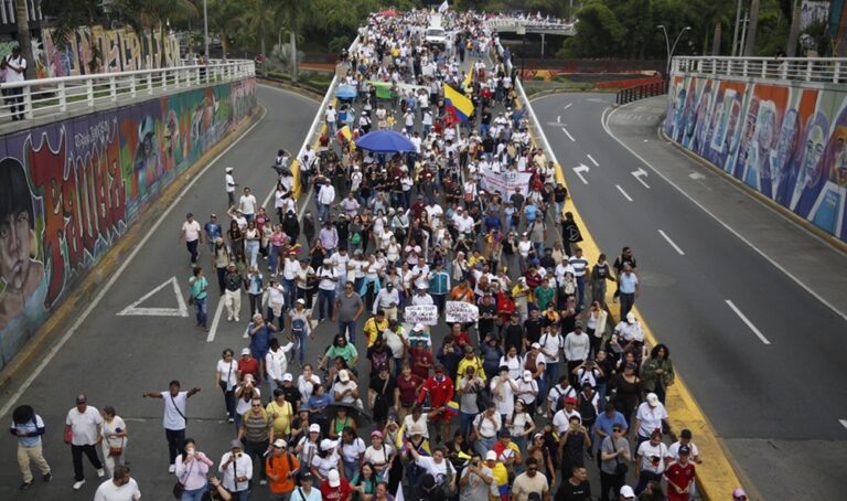 Miles de colombianos protestan en el primer paro nacional del gobierno de De la Espriella