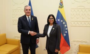 Delcy Rodríguez aborda con Abinader la cooperación energética y consular en reunión en Roma