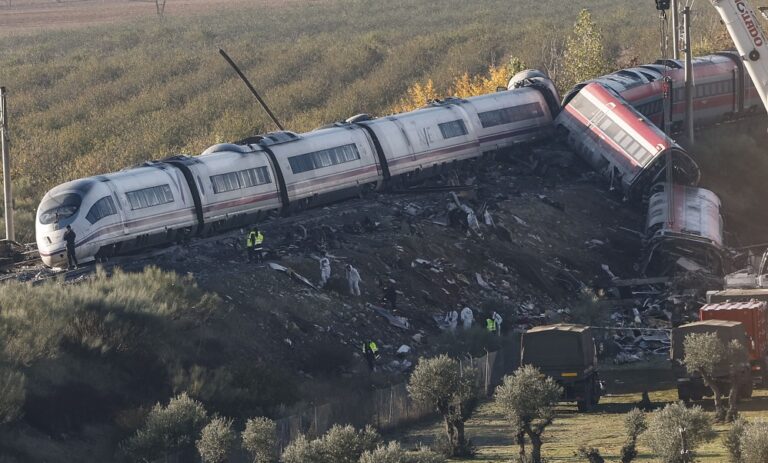 Suben a 69 los muertos en choque de trenes en España y Sánchez promete aclarar “hasta el último detalle”