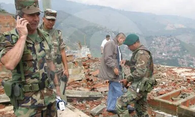Imputan crímenes de guerra y lesa humanidad a 12 antiguos militares y policías colombianos