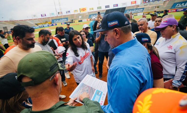 Gobernador recorre el Estadio Luis Aparicio a un día del inicio de la temporada de béisbol profesional en Maracaibo