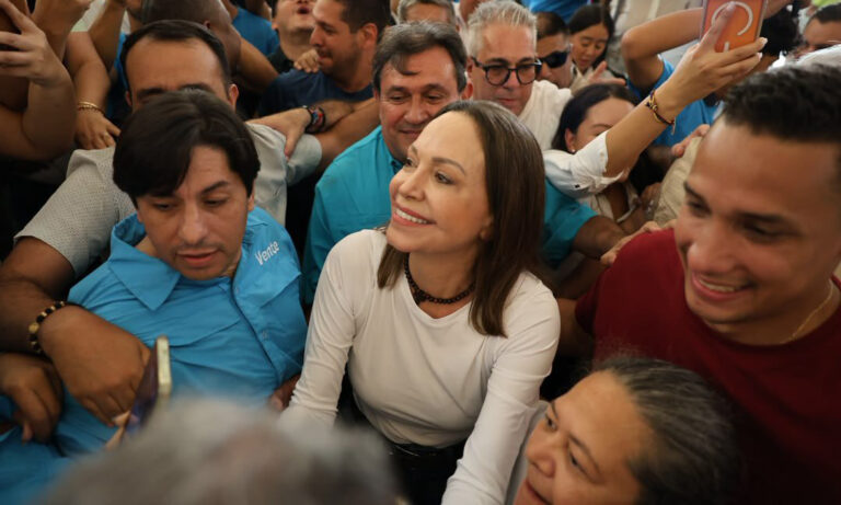 Machado llega al Santuario de la Divina Pastora para agradecer su regreso al país