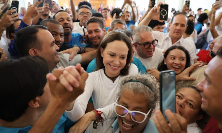 Oposición celebra el regreso de Machado y pide avanzar hacia la democracia