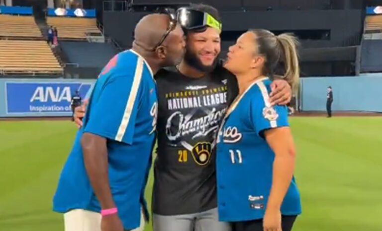 Jackson Chourio celebra con sus padres el pase de los Cerveceros a la Serie Mundial
