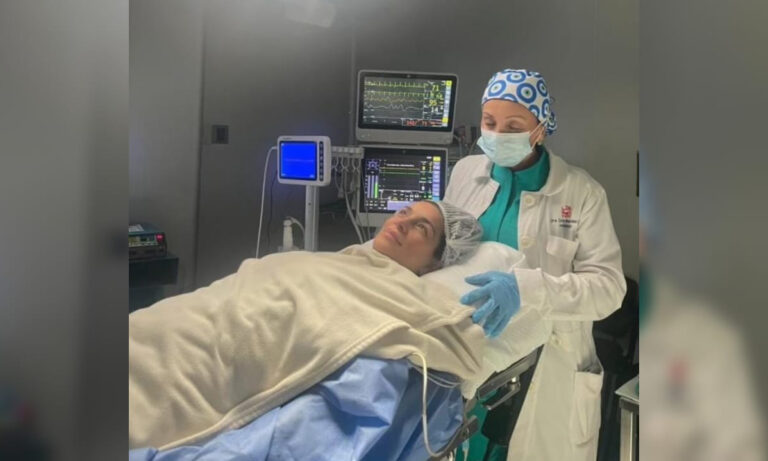 Karina se recupera tras ser operada de las cuerdas vocales