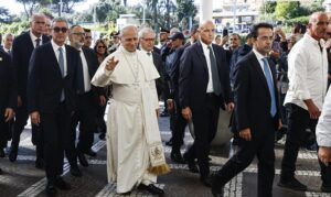 El Papa entra caminando al hospital: lo operan este martes