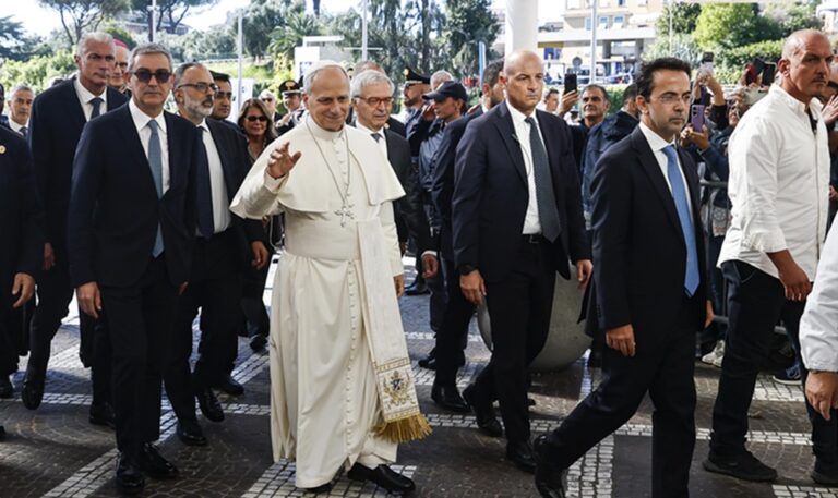 El Papa entra caminando al hospital: lo operan este martes