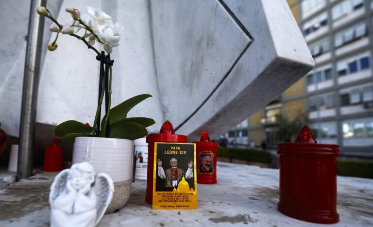 El Papa pasa una noche tranquila tras ser operado de cáncer en el pulmón