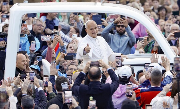 León XIV retoma audiencias y vuelve a subir al papamóvil tras su cirugía de pulmón