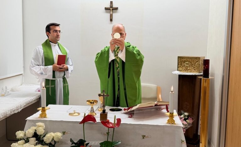 Revelan primeras fotos del Papa tras la cirugía: oficia misa con buen aspecto