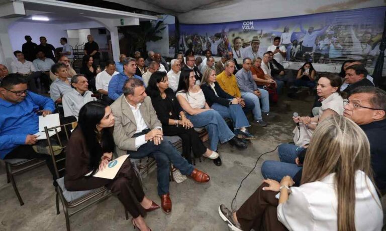 Machado se reúne con familiares de presos políticos y dirigentes de la Plataforma Unitaria