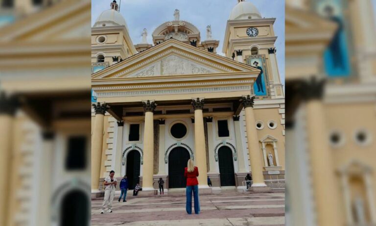 Maite Delgado visita la Basílica en su paso por Maracaibo: “Gracias por tanto Chinita”