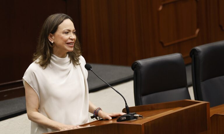 Machado reitera que regresará para “contribuir a facilitar” a la transición