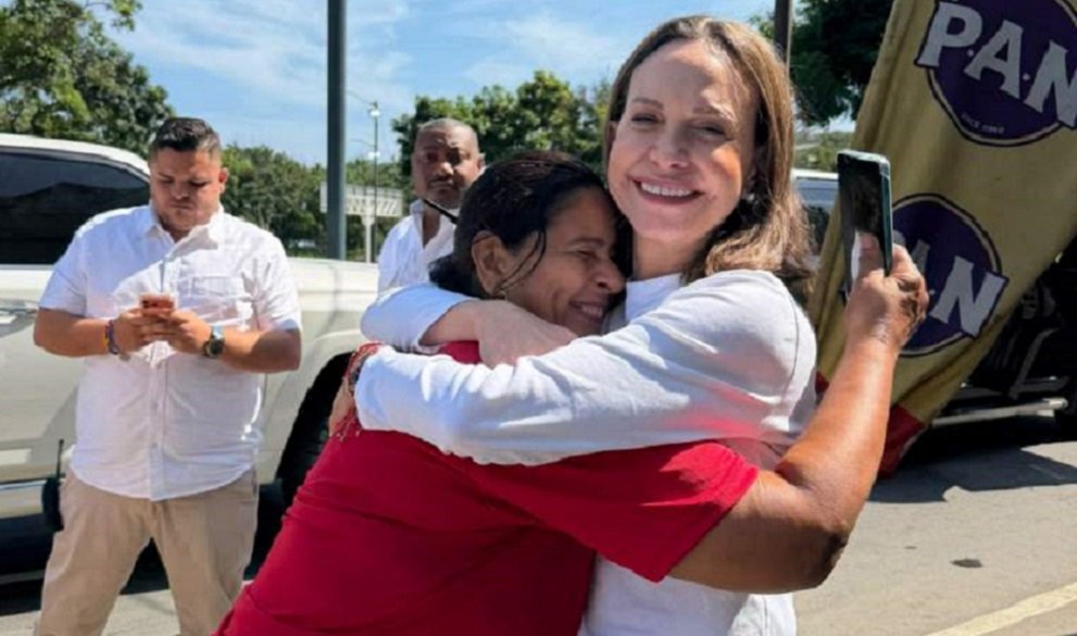 Machado visita La Guaira por primera vez después del doble terremoto