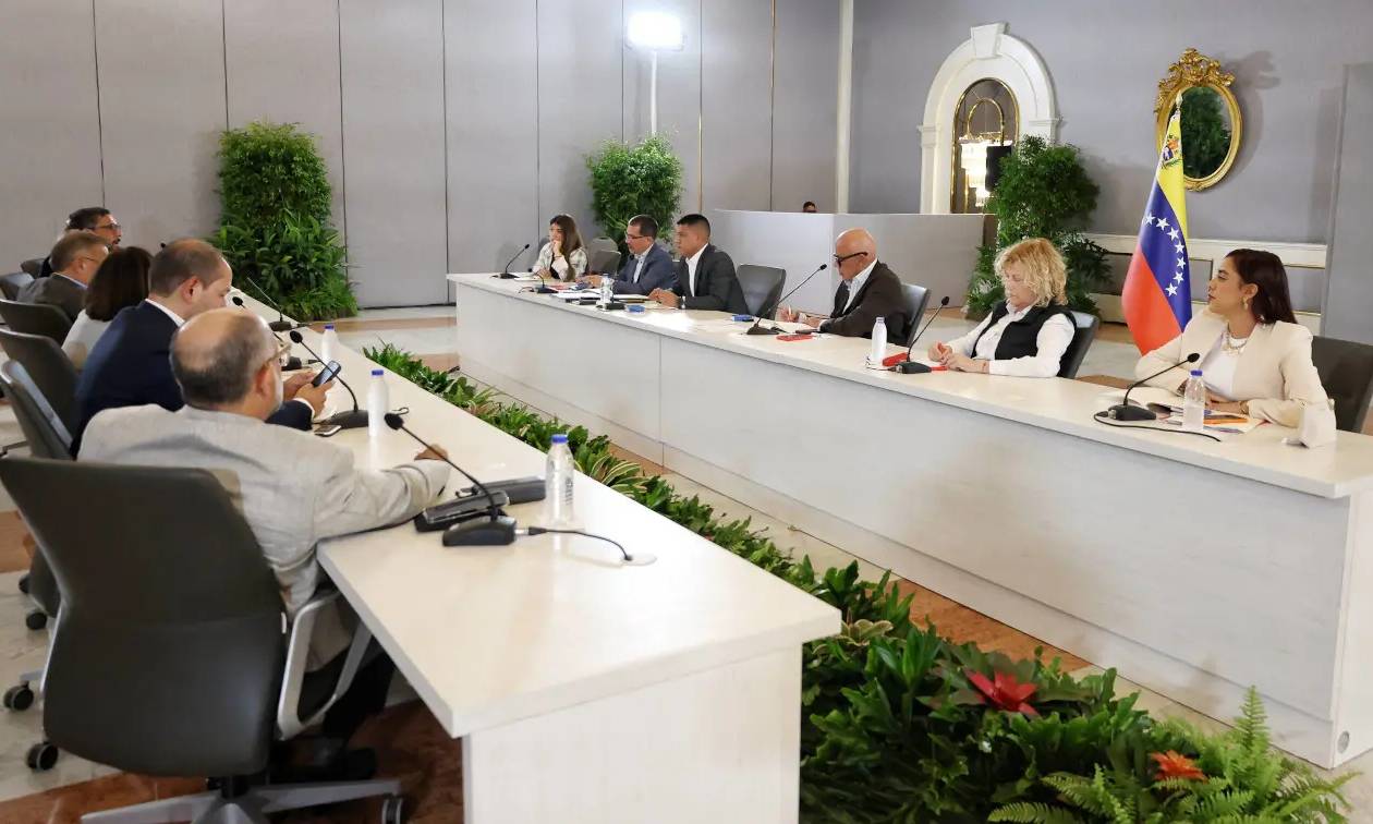 Gremios de la salud presentan plan de emergencia a la delegación opositora en el diálogo