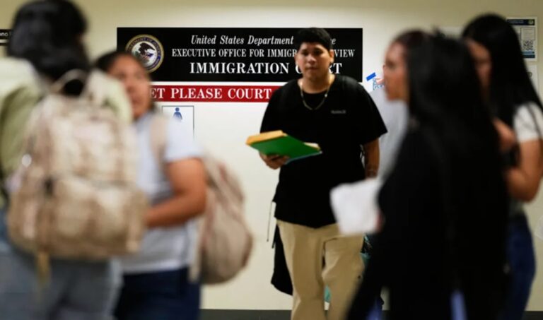 Juez federal bloquea las multas de Trump a inmigrantes por no salir del país
