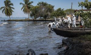 Pescadores del Zulia luchan contra derrames de crudo en plena reactivación petrolera